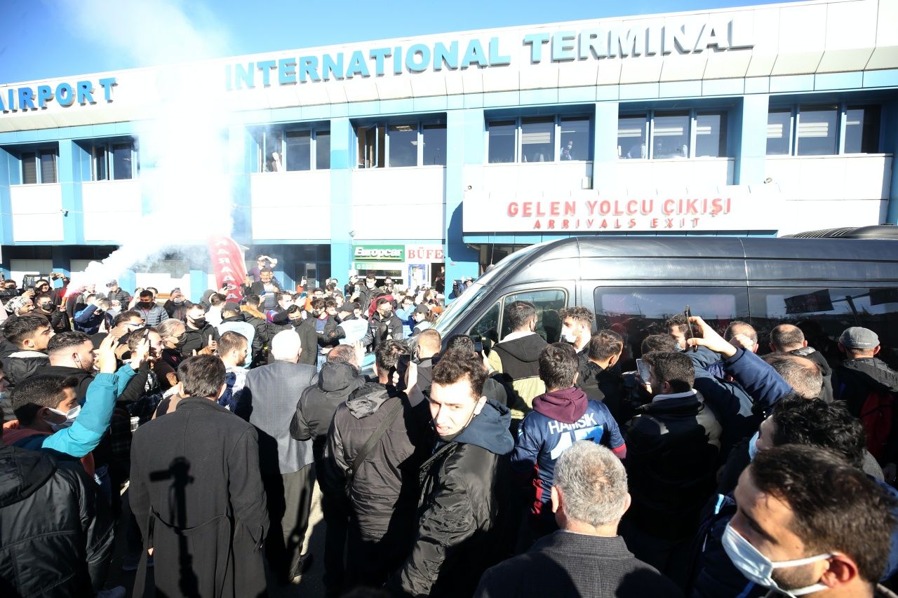 Edin Visca, Trabzon'da... Bugün 3.5 yıllık sözleşmeyi imzaladı. 18 numaralı formayı giyecek 8
