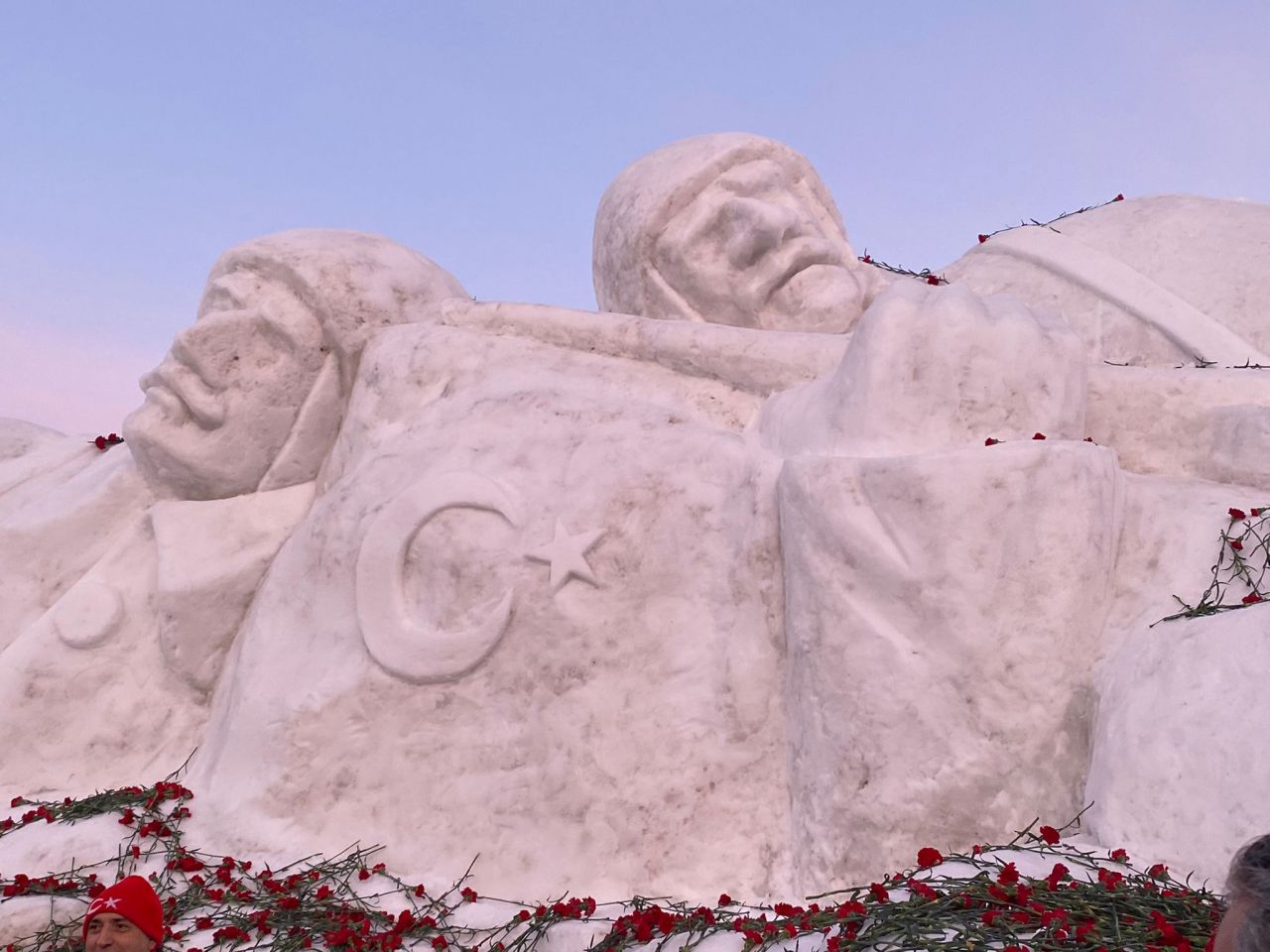 Sarıkamış şehitleri anısına yapılan kardan heykeller törenle açıldı 9