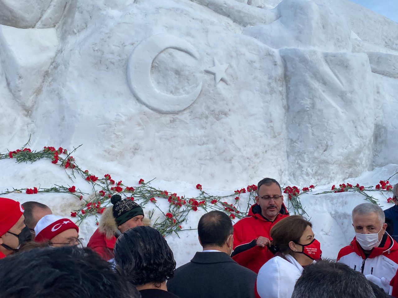 Sarıkamış şehitleri anısına yapılan kardan heykeller törenle açıldı 4