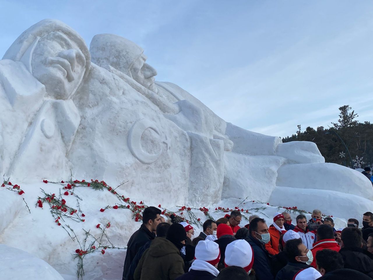 Sarıkamış şehitleri anısına yapılan kardan heykeller törenle açıldı 6