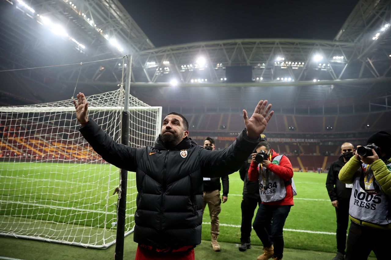 Arda Turan'a hayatının şoku! Tribüne gitti, küfür yiyerek soyunma odasına geri döndü 1