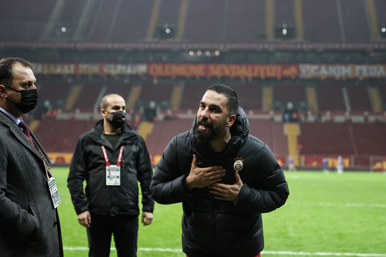 Arda Turan'a hayatının şoku! Tribüne gitti, küfür yiyerek soyunma odasına geri döndü 2