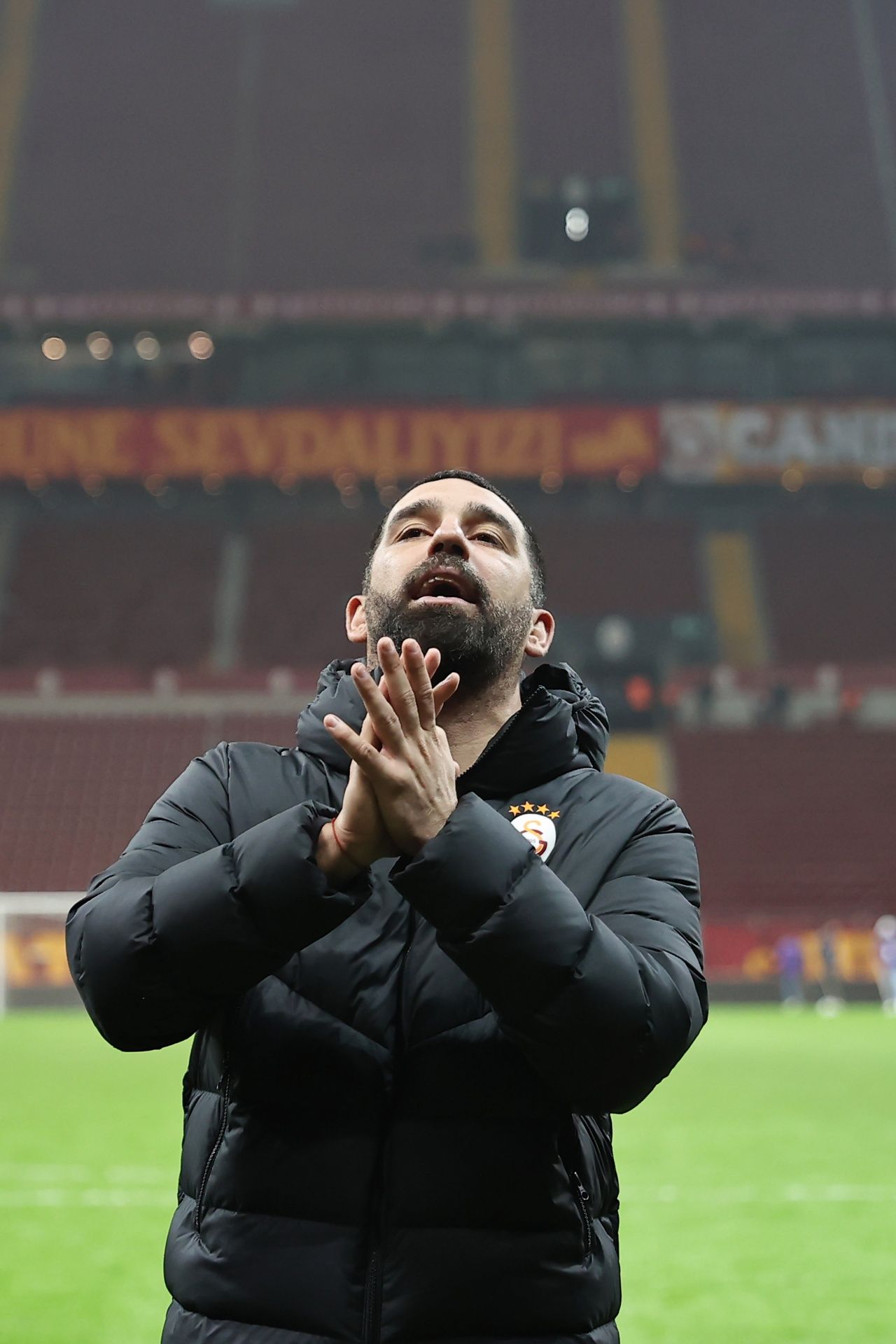 Arda Turan'a hayatının şoku! Tribüne gitti, küfür yiyerek soyunma odasına geri döndü 3