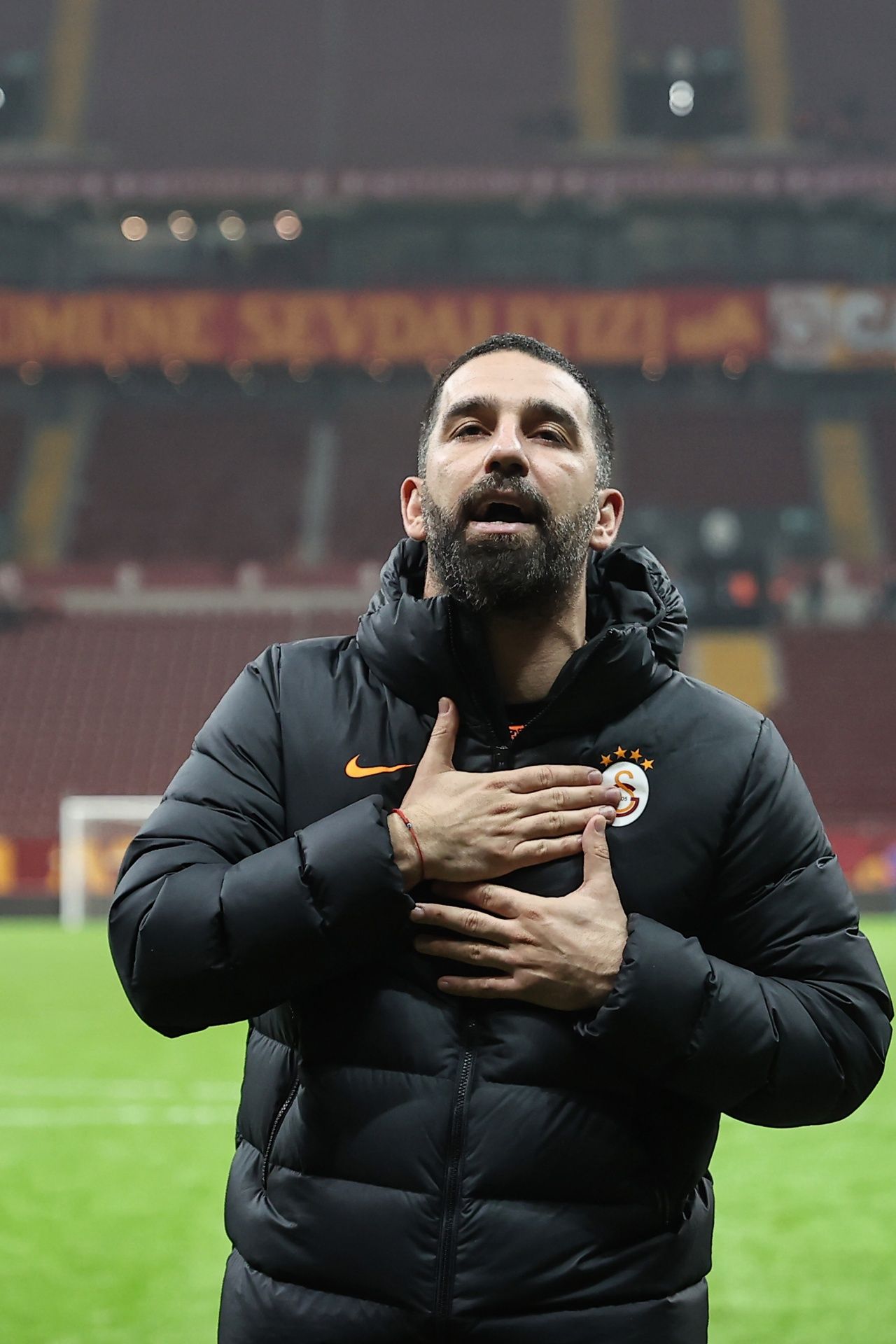 Arda Turan'a hayatının şoku! Tribüne gitti, küfür yiyerek soyunma odasına geri döndü 4