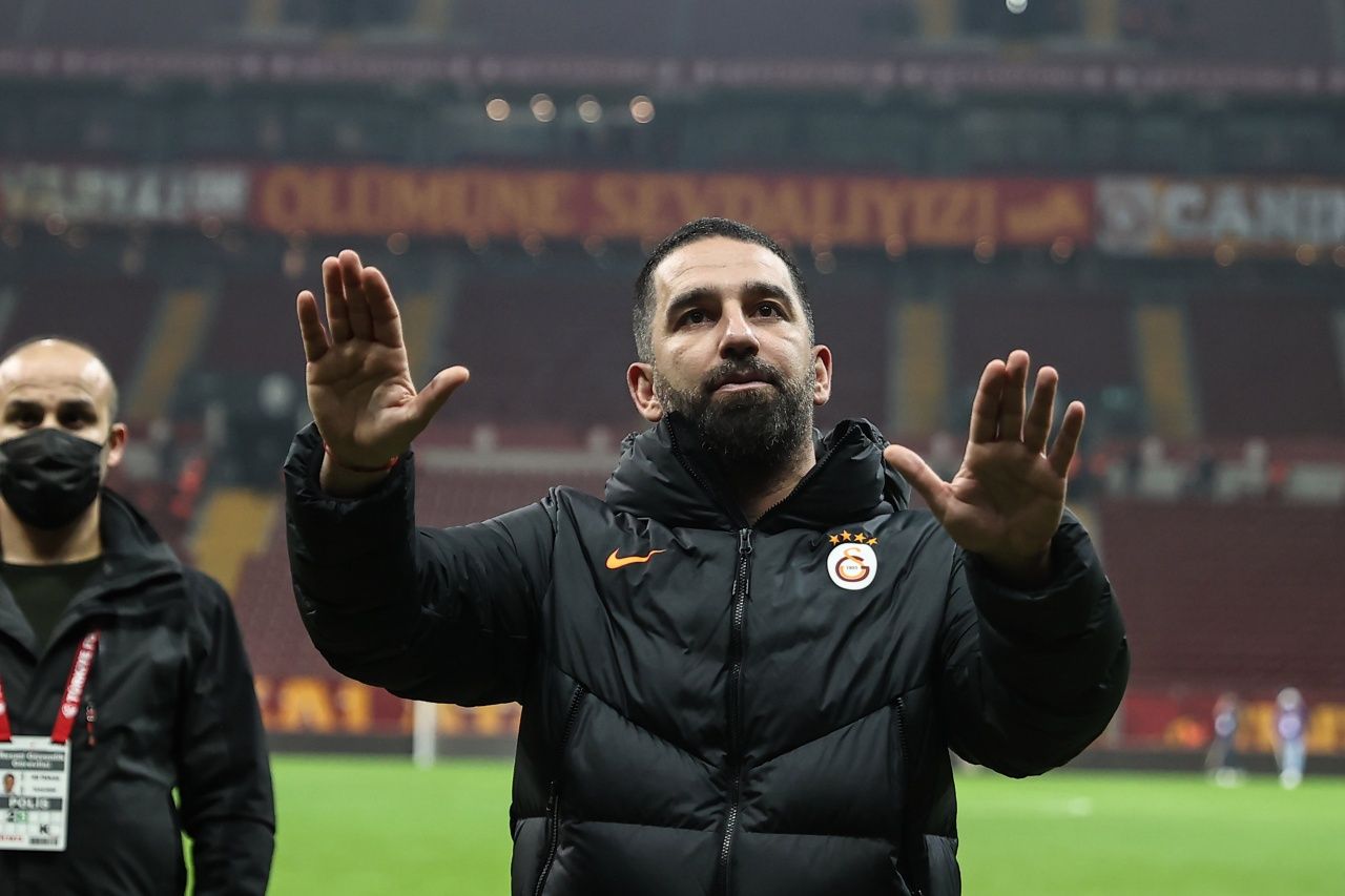 Arda Turan'a hayatının şoku! Tribüne gitti, küfür yiyerek soyunma odasına geri döndü 5