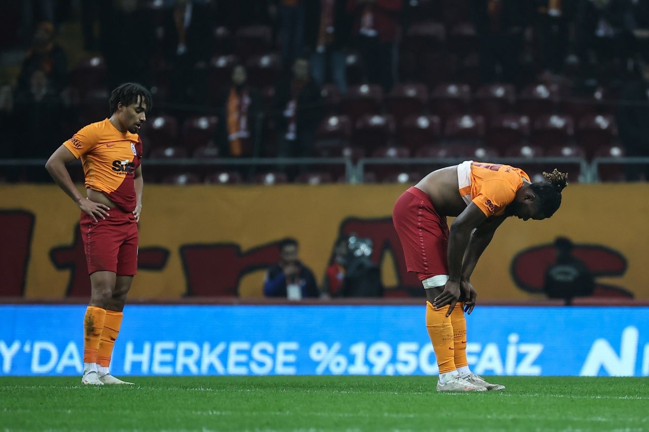 Arda Turan'a hayatının şoku! Tribüne gitti, küfür yiyerek soyunma odasına geri döndü 7
