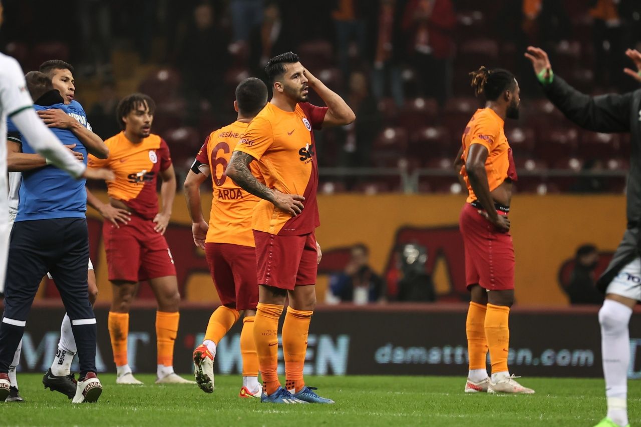 Arda Turan'a hayatının şoku! Tribüne gitti, küfür yiyerek soyunma odasına geri döndü 8