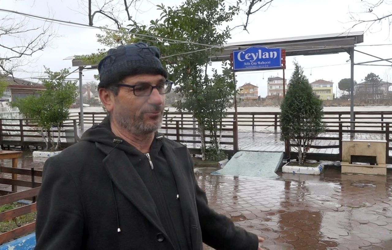 Şiddetli rüzgar ve yağmur! Deniz taştı, tekneler yan yattı 3