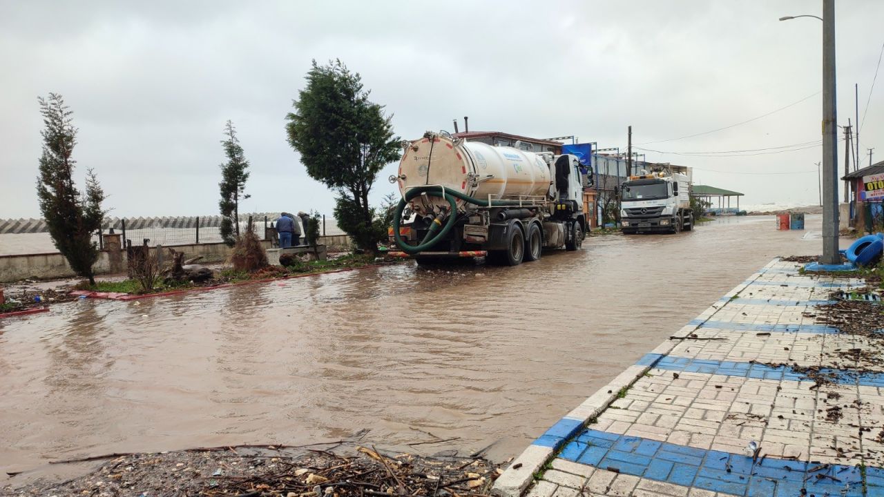Şiddetli rüzgar ve yağmur! Deniz taştı, tekneler yan yattı 5