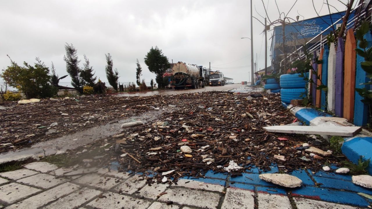 Şiddetli rüzgar ve yağmur! Deniz taştı, tekneler yan yattı 6