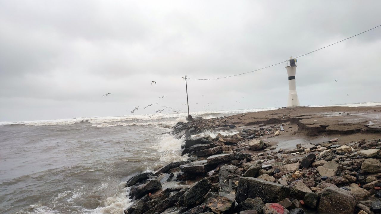 Şiddetli rüzgar ve yağmur! Deniz taştı, tekneler yan yattı 9
