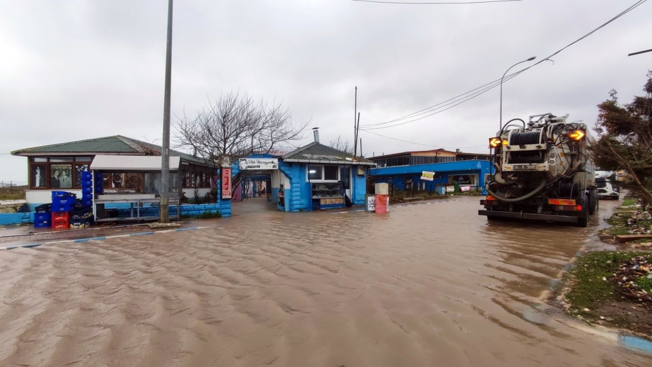 Şiddetli rüzgar ve yağmur! Deniz taştı, tekneler yan yattı 14