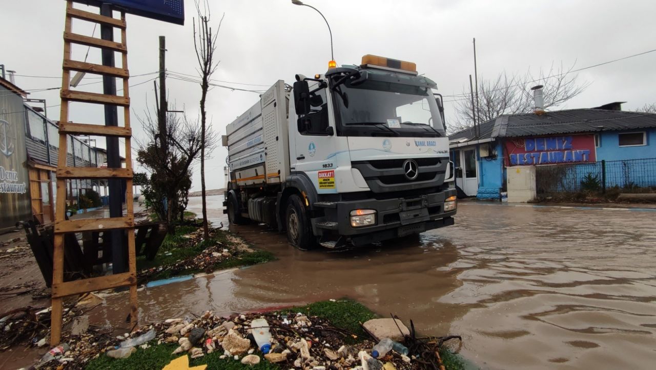 Şiddetli rüzgar ve yağmur! Deniz taştı, tekneler yan yattı 15