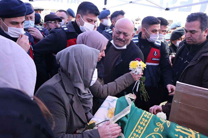 Avukat Dilara'nın acılı annesinden cenazede yürek burkan sözler: Eceline mi aşık oldun tatlı kızım! 19