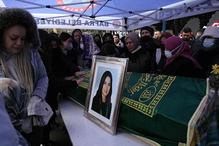 Avukat Dilara'nın acılı annesinden cenazede yürek burkan sözler: Eceline mi aşık oldun tatlı kızım! 3