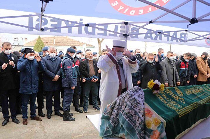 Avukat Dilara'nın acılı annesinden cenazede yürek burkan sözler: Eceline mi aşık oldun tatlı kızım! 10