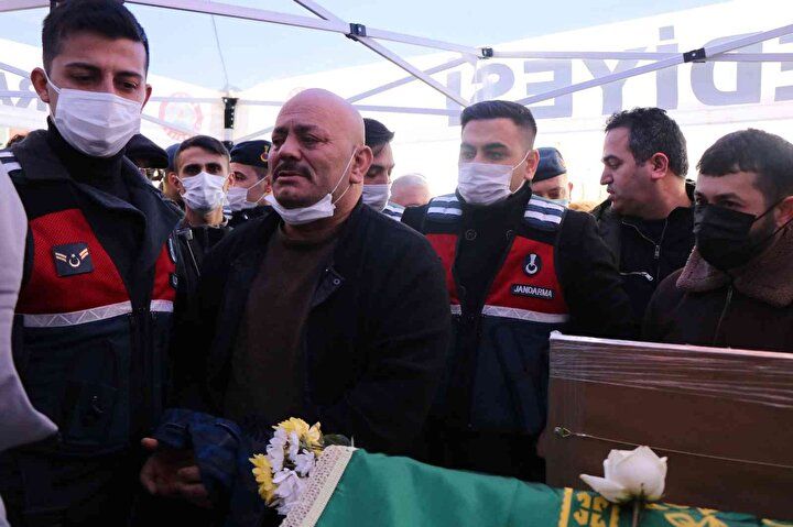 Avukat Dilara'nın acılı annesinden cenazede yürek burkan sözler: Eceline mi aşık oldun tatlı kızım! 15