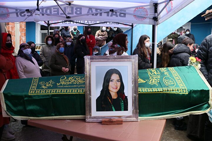 Avukat Dilara'nın acılı annesinden cenazede yürek burkan sözler: Eceline mi aşık oldun tatlı kızım! 7
