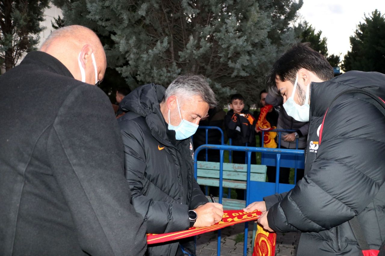 Domenec Torrent'e Fatih Terim atkısı tuttular... Galatasaray kafilesi Hatay'da 1