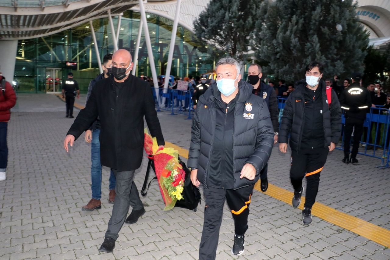 Domenec Torrent'e Fatih Terim atkısı tuttular... Galatasaray kafilesi Hatay'da 2