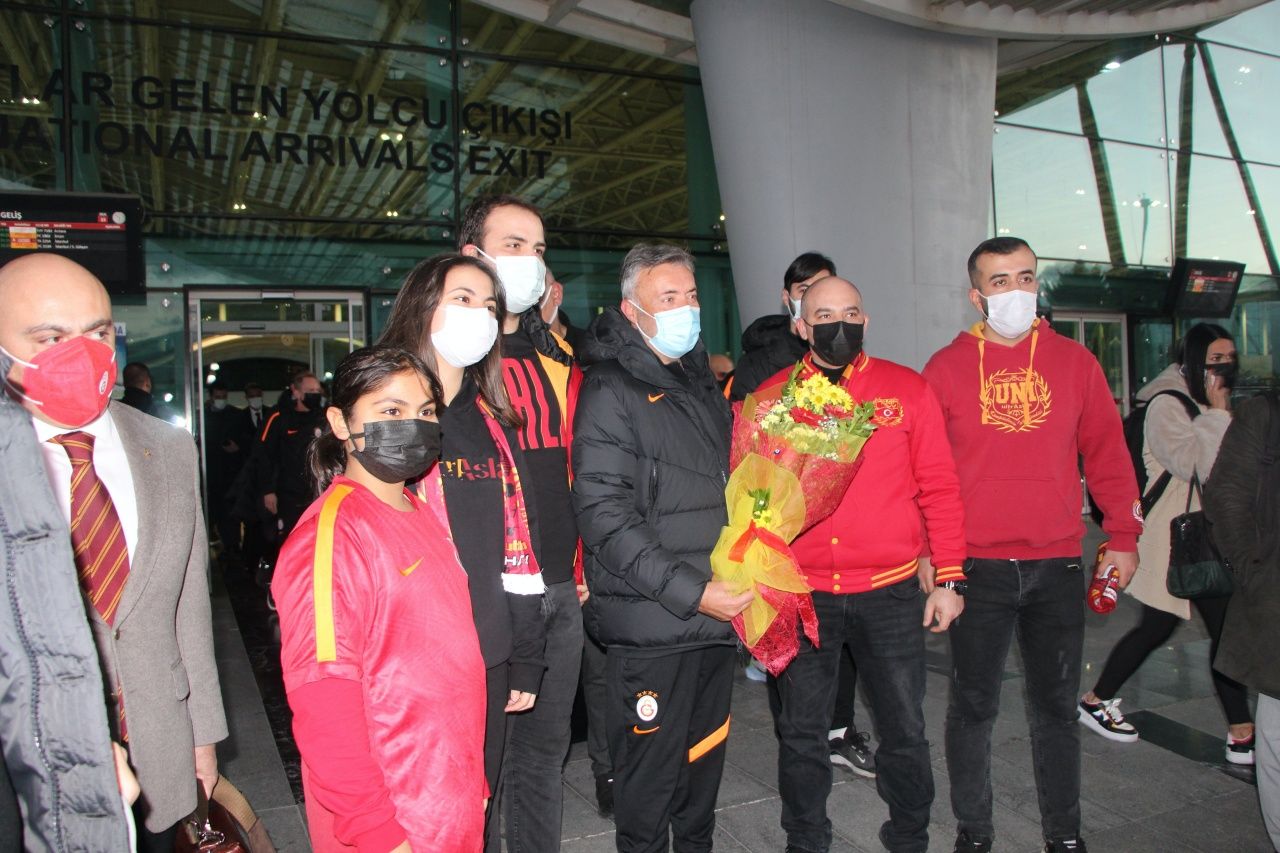 Domenec Torrent'e Fatih Terim atkısı tuttular... Galatasaray kafilesi Hatay'da 3