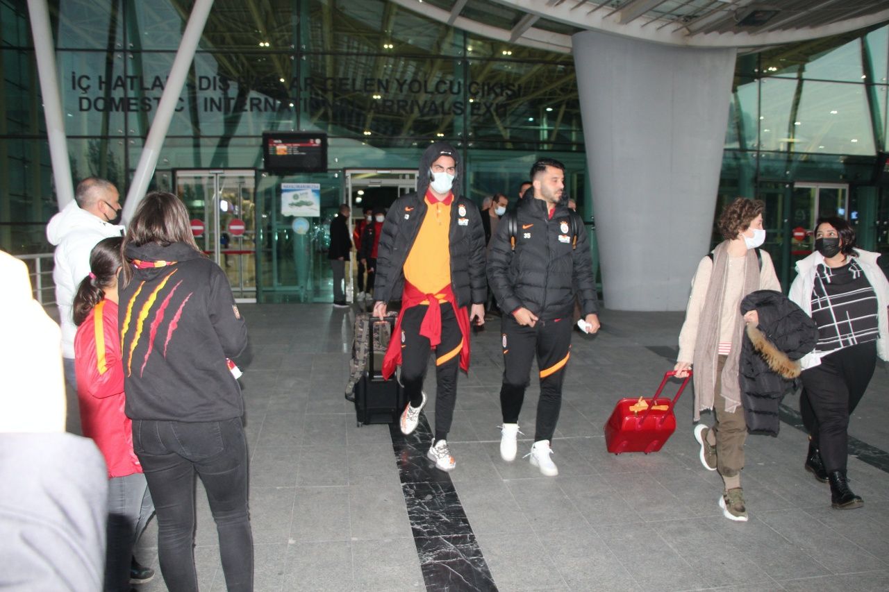 Domenec Torrent'e Fatih Terim atkısı tuttular... Galatasaray kafilesi Hatay'da 5