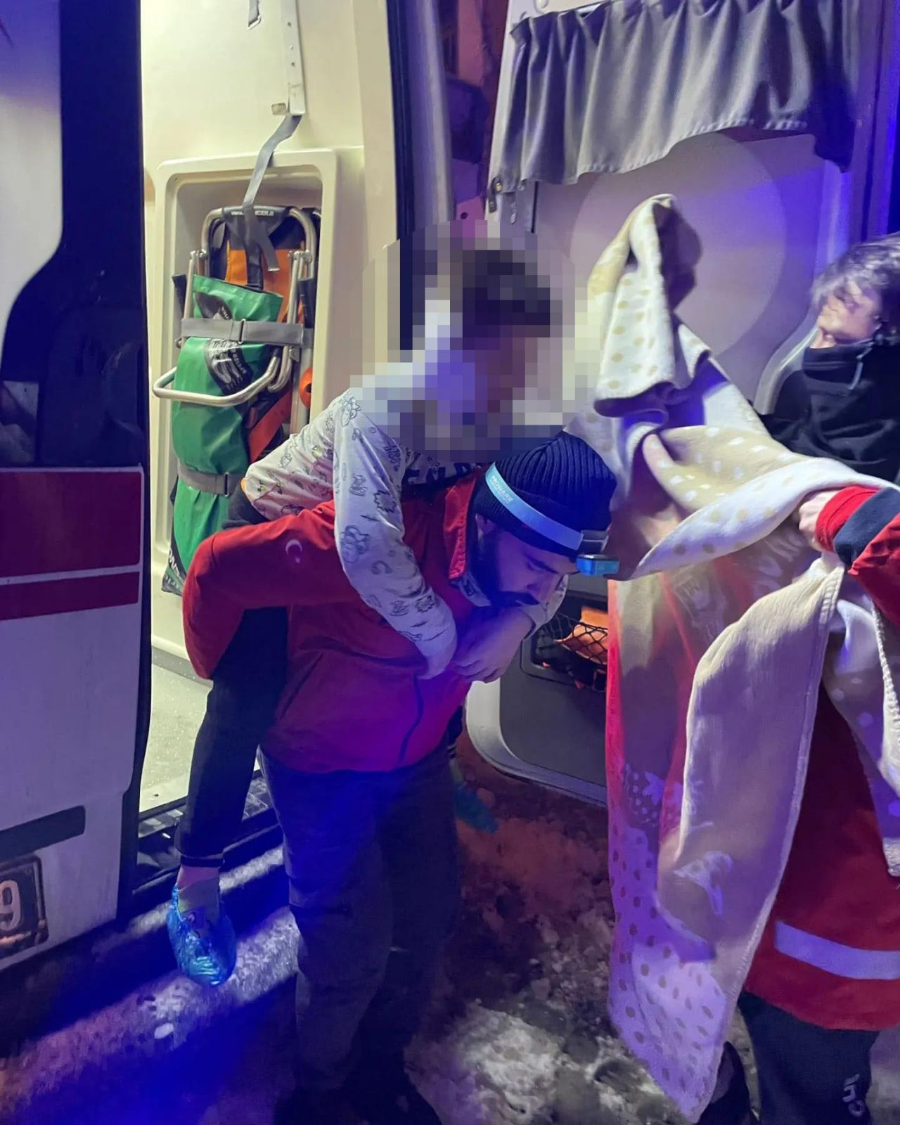UMKE personeli, fenalaşan çocuğu karlı yolda sırtında taşıdı 2