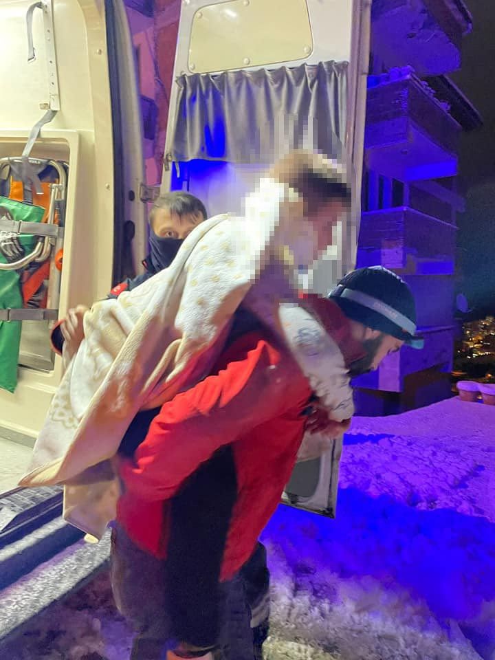 UMKE personeli, fenalaşan çocuğu karlı yolda sırtında taşıdı 1