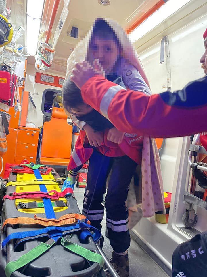 UMKE personeli, fenalaşan çocuğu karlı yolda sırtında taşıdı 4
