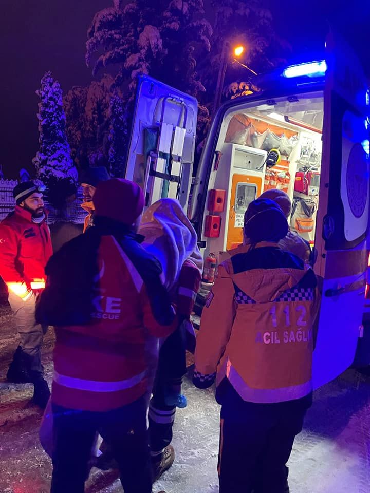UMKE personeli, fenalaşan çocuğu karlı yolda sırtında taşıdı 3