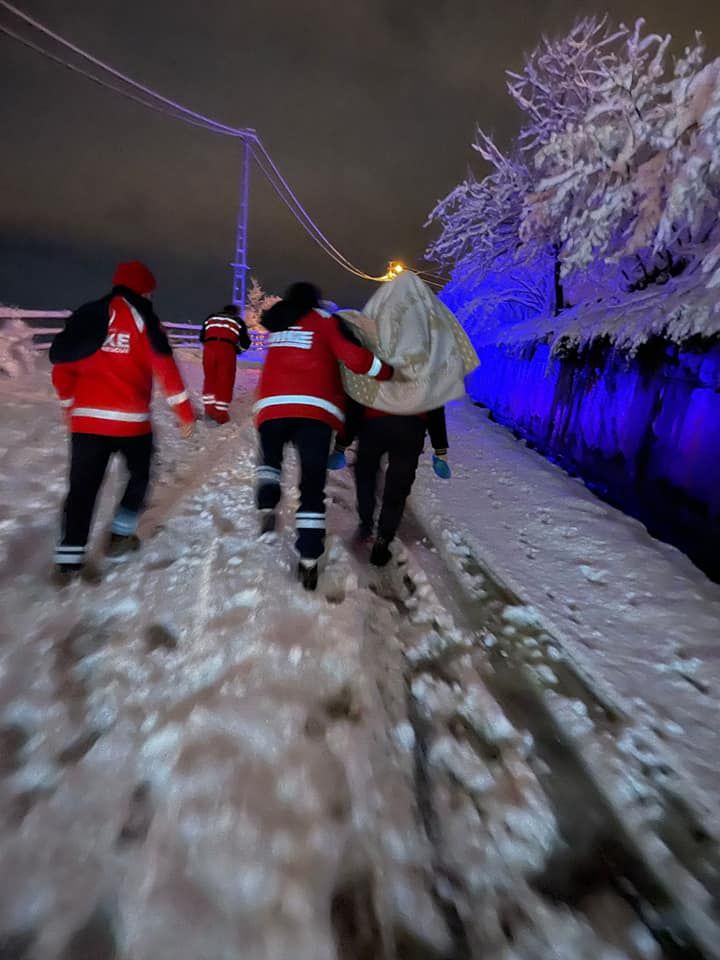 UMKE personeli, fenalaşan çocuğu karlı yolda sırtında taşıdı 5