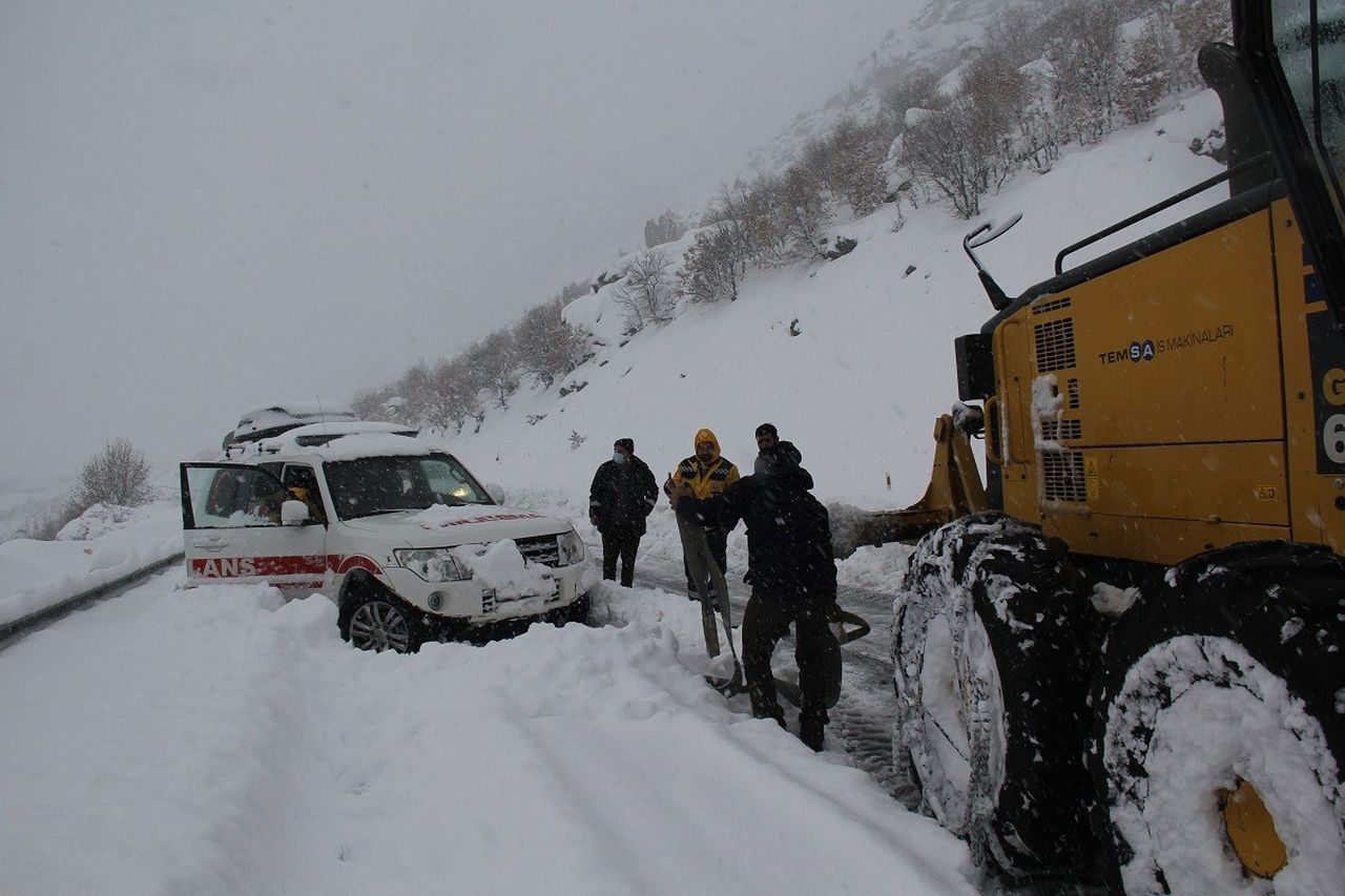 Diyarbakır'da ambulanslar karda mahsur kaldı 1