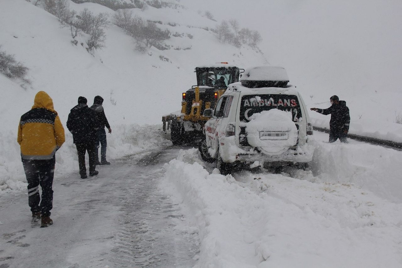 Diyarbakır'da ambulanslar karda mahsur kaldı 2