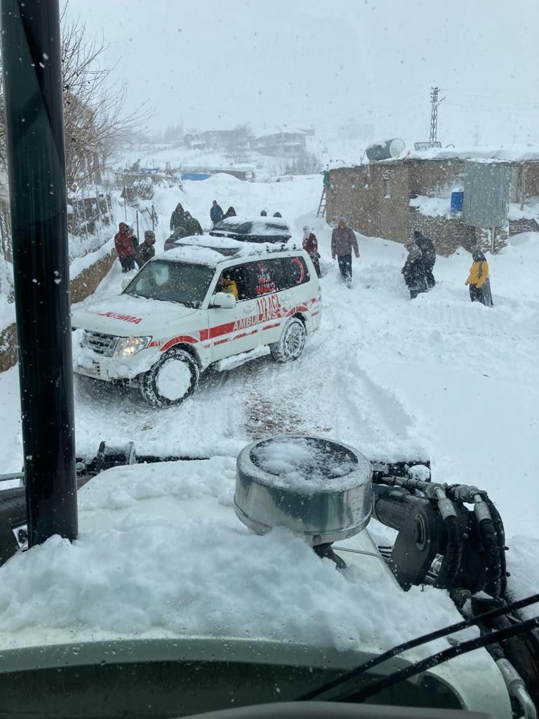 Diyarbakır'da ambulanslar karda mahsur kaldı 4