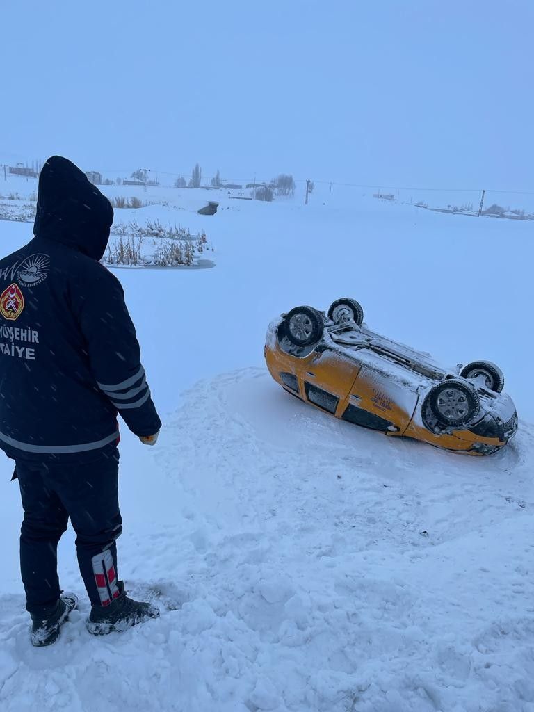 Taksi tipide takla attı, sürücüsü donma tehlikesi geçirdi 1
