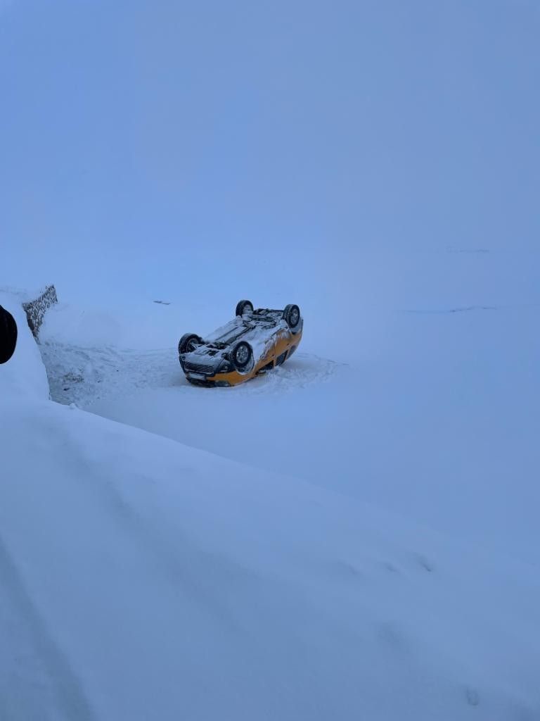 Taksi tipide takla attı, sürücüsü donma tehlikesi geçirdi 3