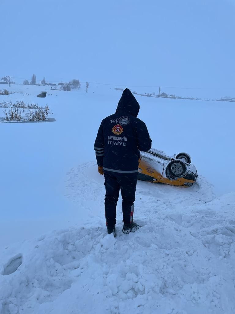 Taksi tipide takla attı, sürücüsü donma tehlikesi geçirdi 5
