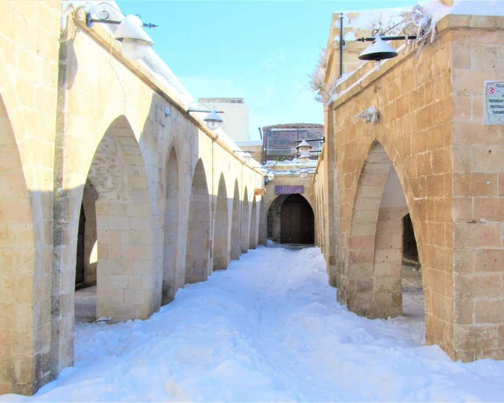 Tarihi mekanlar beyaz örtü ile kaplandı... Mardin'den büyüleyen kar manzaraları 11