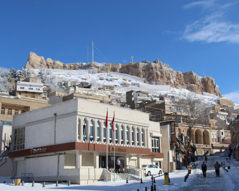 Tarihi mekanlar beyaz örtü ile kaplandı... Mardin'den büyüleyen kar manzaraları 3