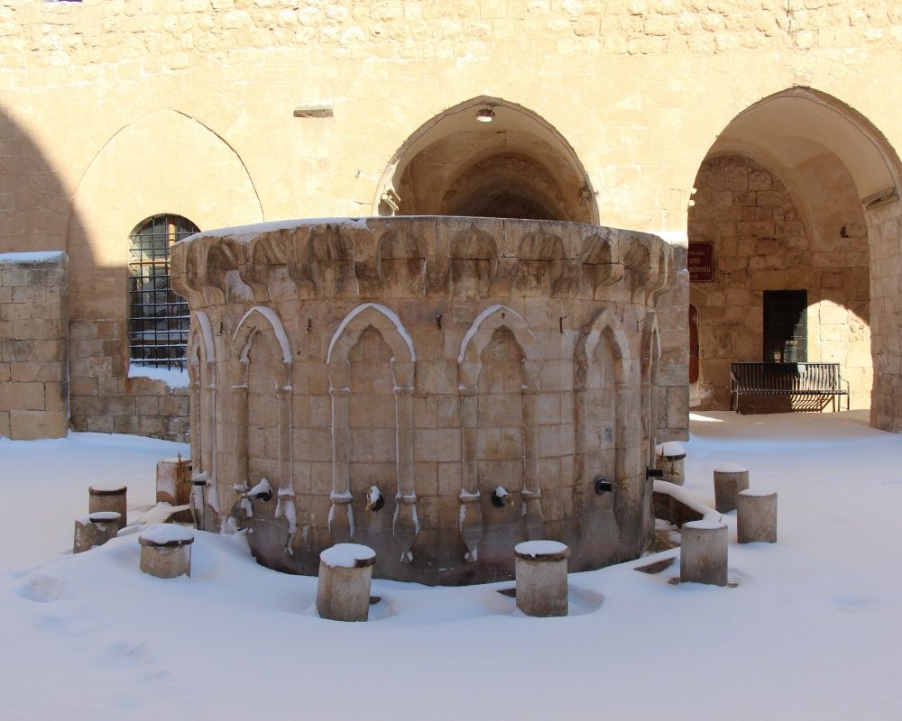 Tarihi mekanlar beyaz örtü ile kaplandı... Mardin'den büyüleyen kar manzaraları 4
