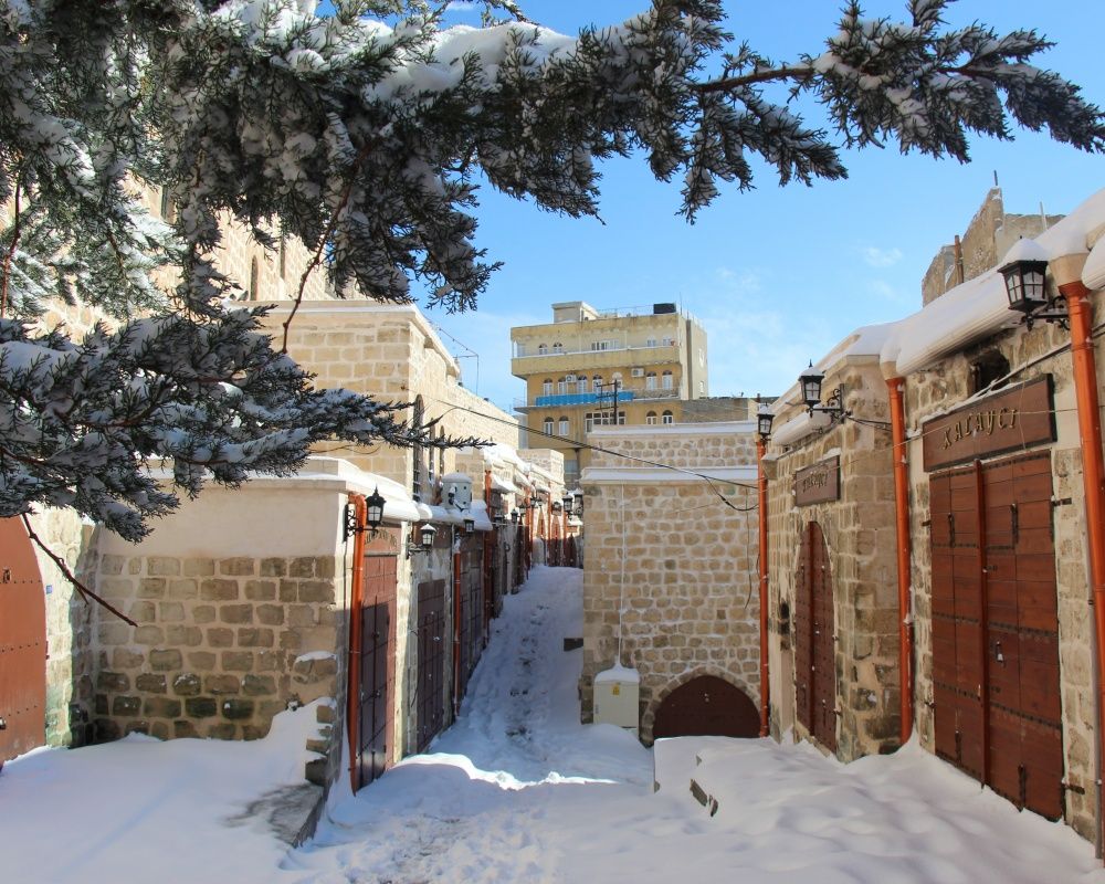 Tarihi mekanlar beyaz örtü ile kaplandı... Mardin'den büyüleyen kar manzaraları 6
