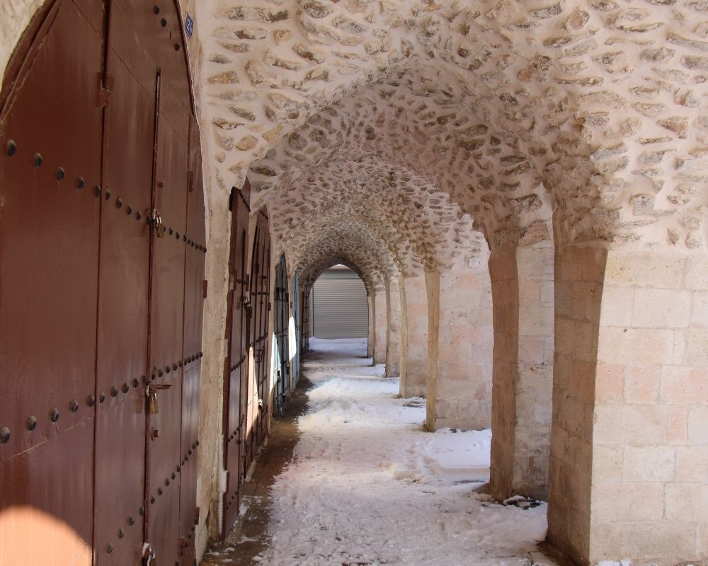 Tarihi mekanlar beyaz örtü ile kaplandı... Mardin'den büyüleyen kar manzaraları 7