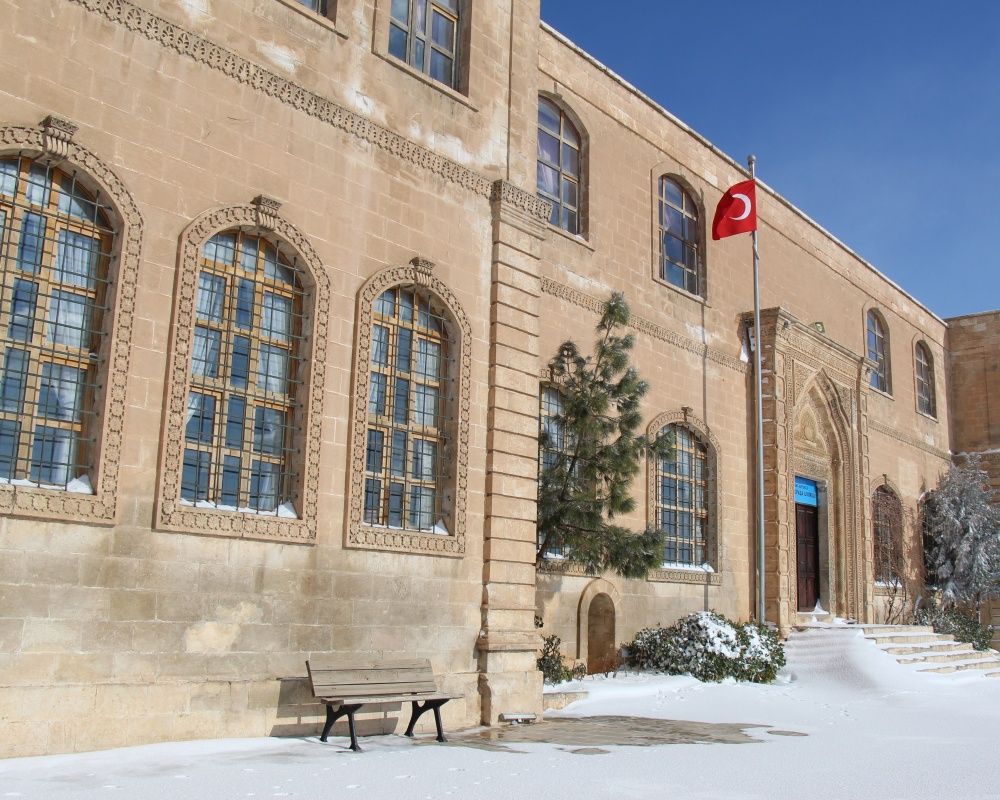 Tarihi mekanlar beyaz örtü ile kaplandı... Mardin'den büyüleyen kar manzaraları 8