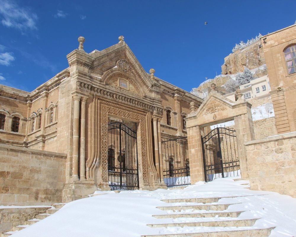 Tarihi mekanlar beyaz örtü ile kaplandı... Mardin'den büyüleyen kar manzaraları 9