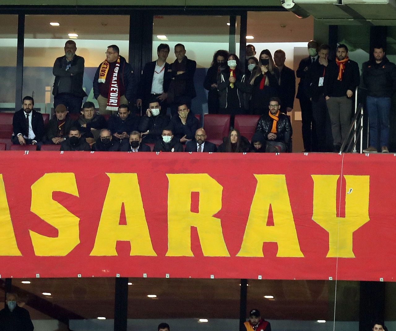 Galatasaray taraftarından yönetim ve futbolculara #DefolGitBurakElmas etiketli protesto... 1