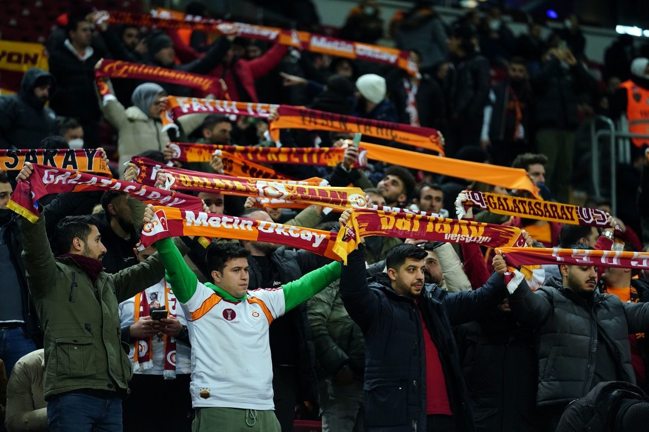 Galatasaray taraftarından yönetim ve futbolculara #DefolGitBurakElmas etiketli protesto... 2