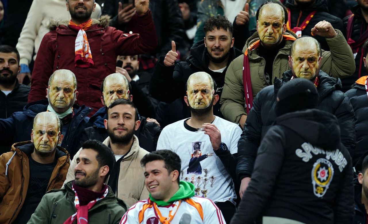 Galatasaray taraftarından yönetim ve futbolculara #DefolGitBurakElmas etiketli protesto... 3