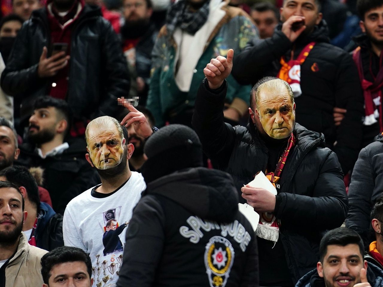 Galatasaray taraftarından yönetim ve futbolculara #DefolGitBurakElmas etiketli protesto... 4