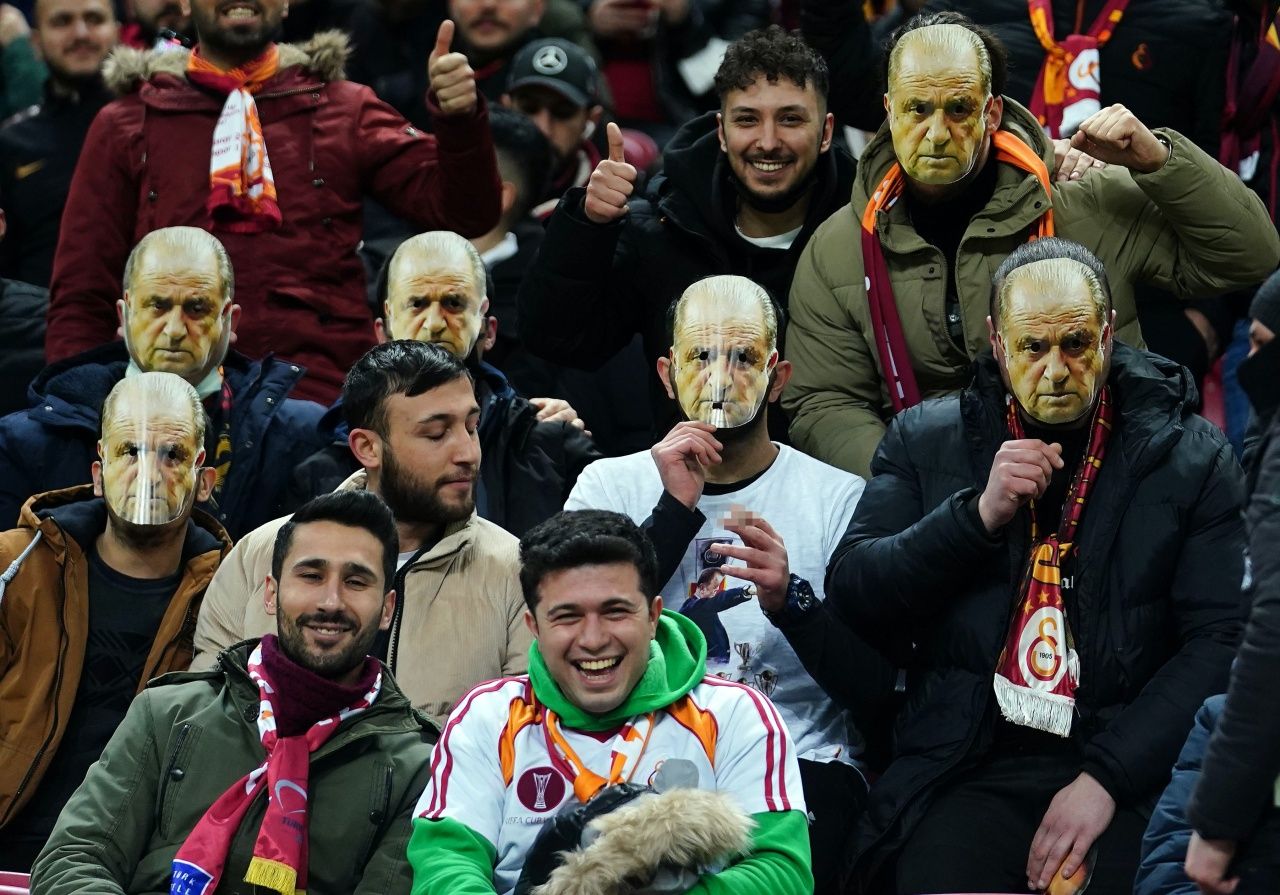 Galatasaray taraftarından yönetim ve futbolculara #DefolGitBurakElmas etiketli protesto... 5