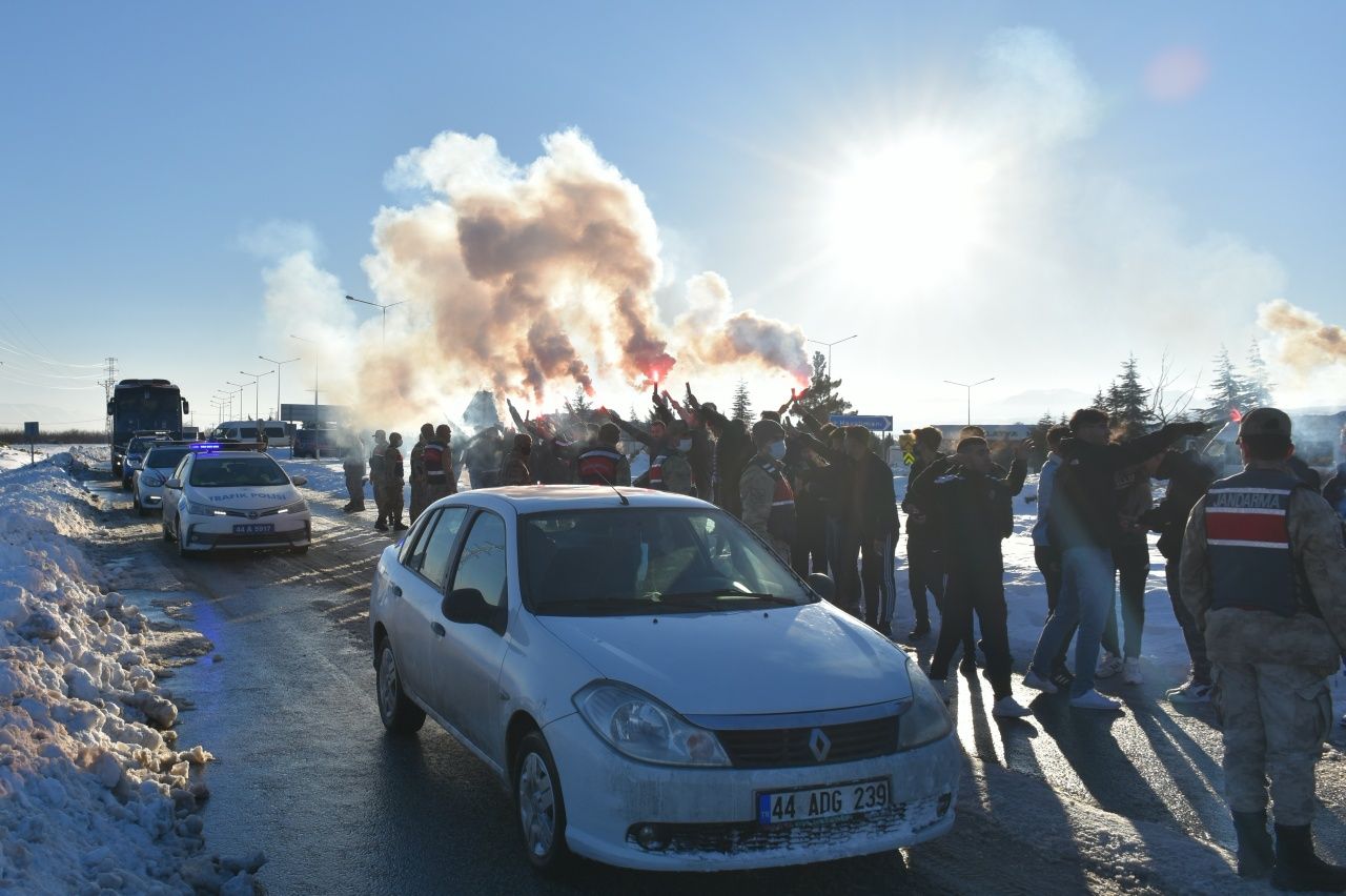 Beşiktaş kafilesi Malatya'da... Yeni Malatyaspor-Beşiktaş maçı yarın öğlen oynanacak 4